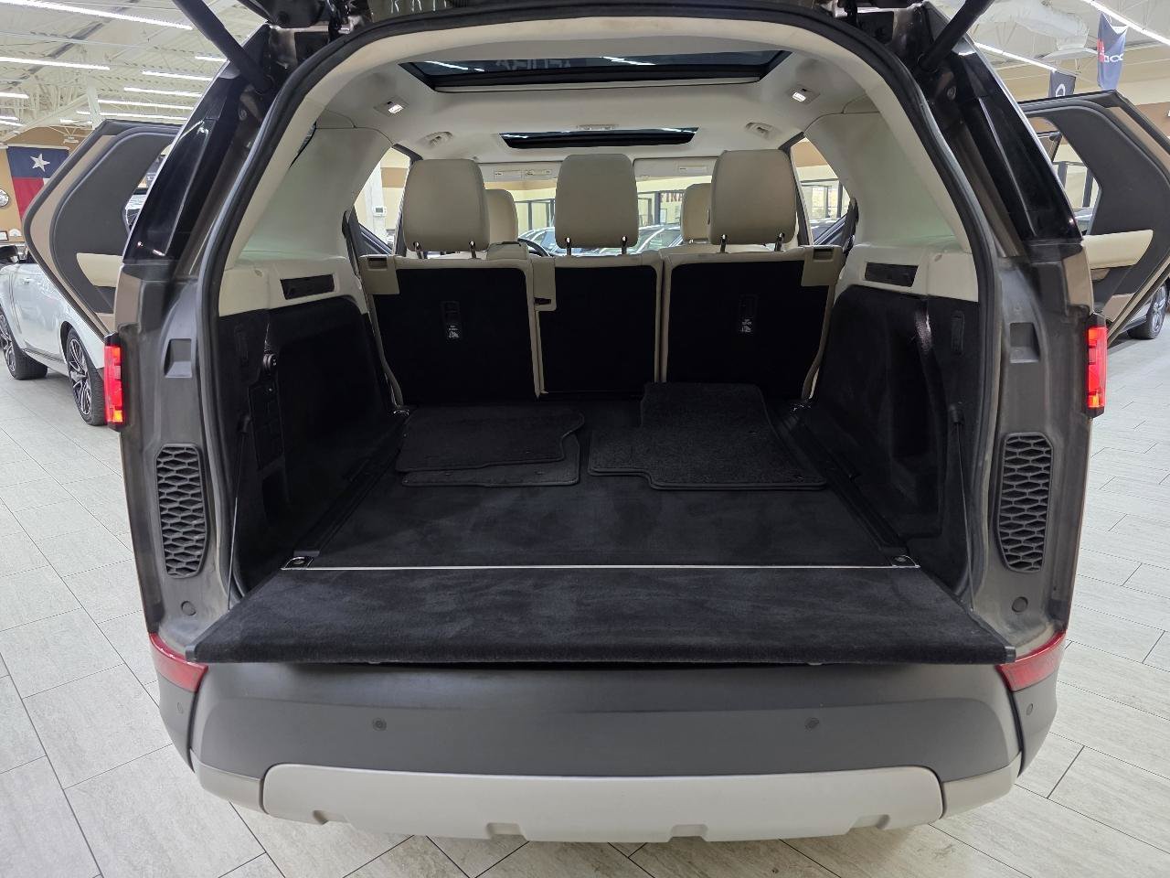 Used 2017 Land Rover Discovery HSE AWD/4WD image 14