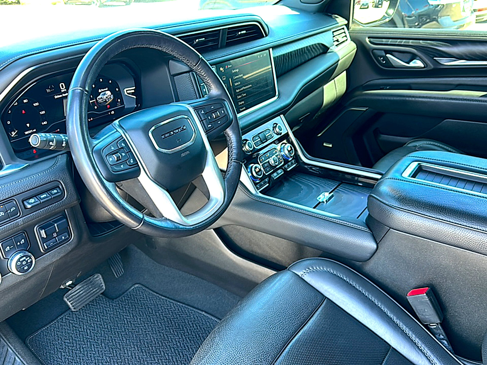 Used 2022 GMC Yukon Denali w/ Denali Premium Package image 12