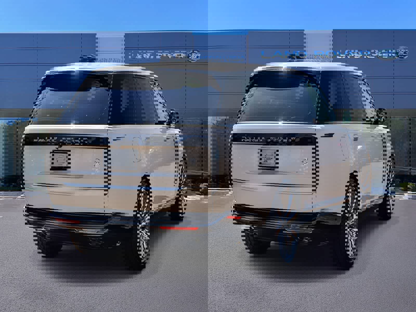 New 2024 Land Rover Range Rover SV image 4