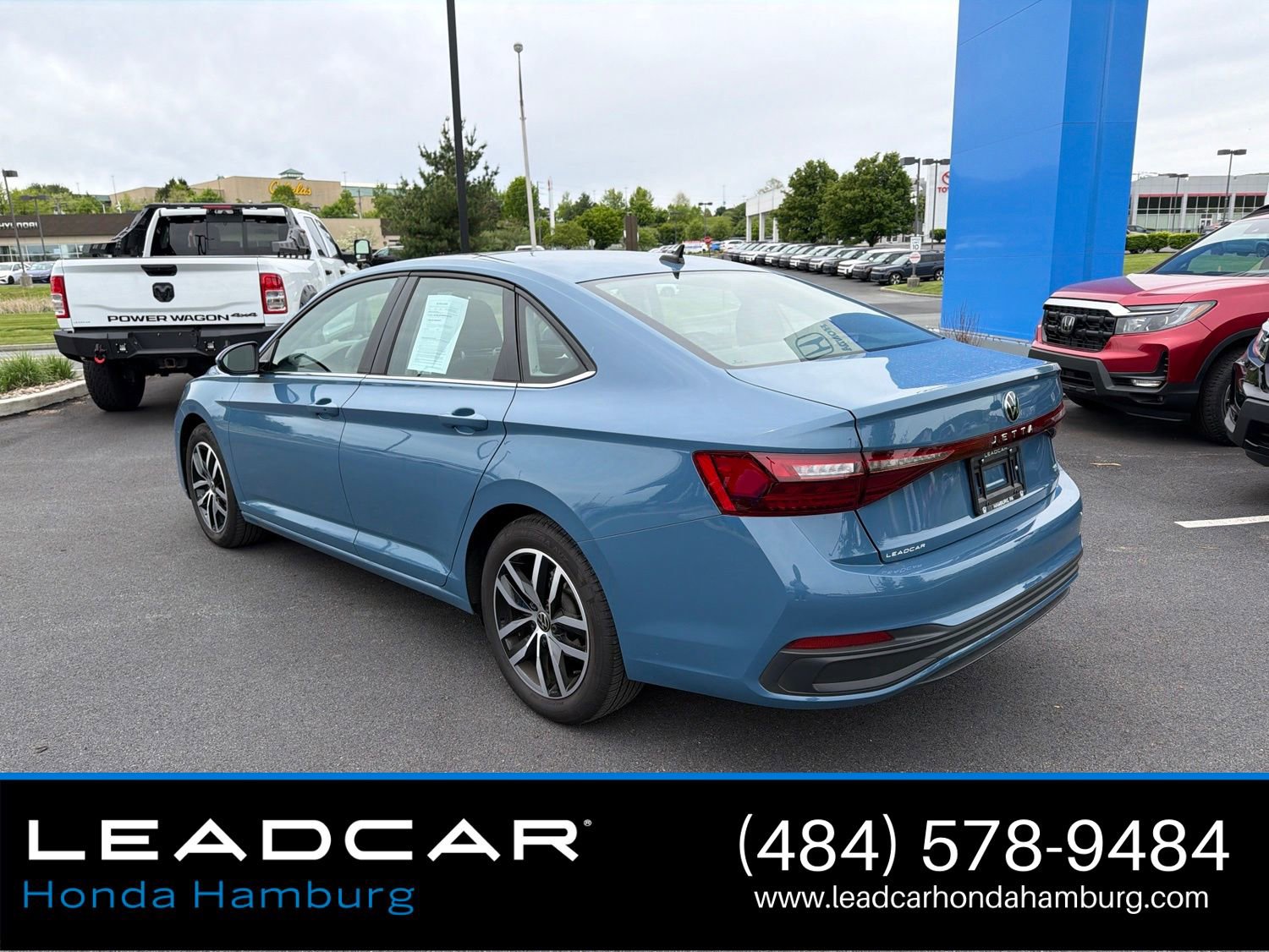 Used 2025 Volkswagen Jetta SE FWD image 4