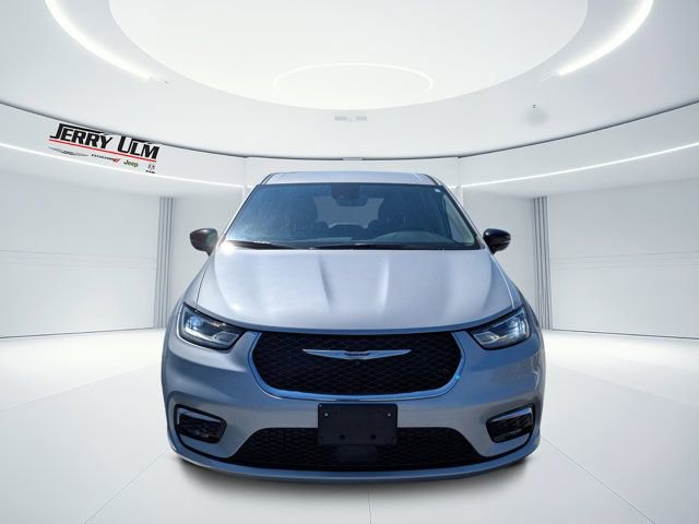 Used 2024 Chrysler Pacifica Touring-L image 8