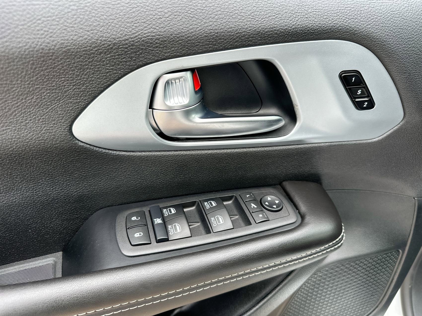 Used 2026 Chrysler Pacifica Limited FWD image 13