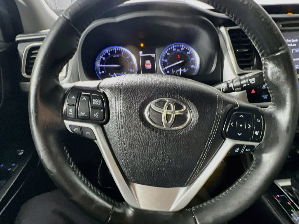 Used 2018 Toyota Highlander SE w/ Carpet Mat Package (TMS) AWD/4WD image 15