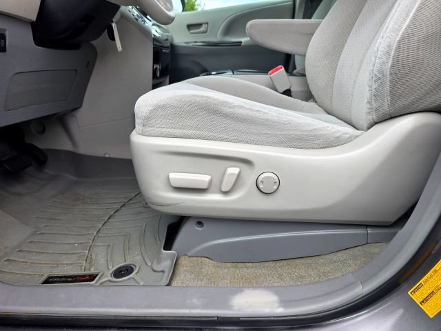 Used 2014 Toyota Sienna LE AWD/4WD image 43