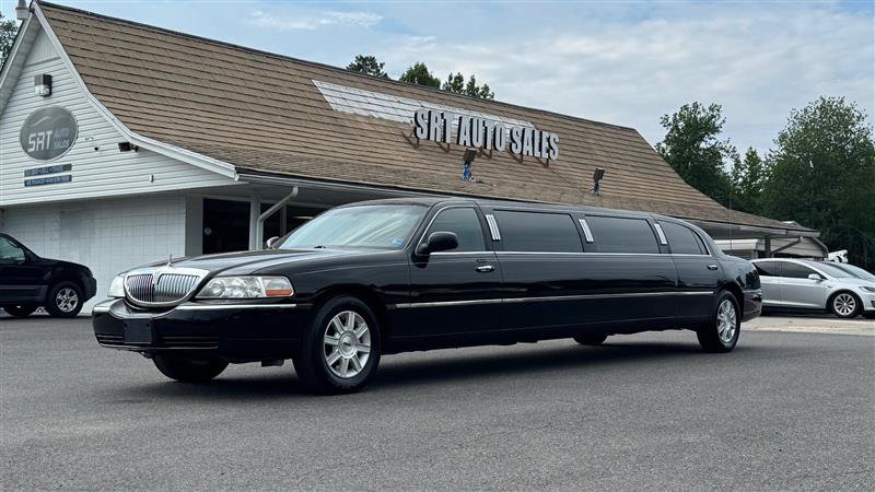 Used 2008 Lincoln Town Car Executive RWD image 3