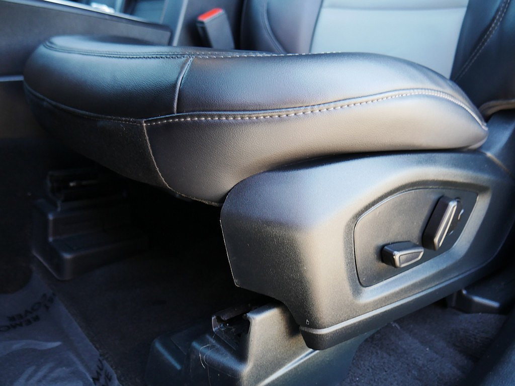 Used 2023 Ford Explorer XLT w/ Equipment Group 202A AWD/4WD image 13