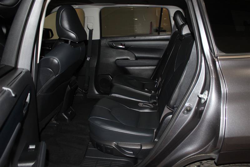 Used 2021 Toyota Highlander XLE AWD/4WD image 27