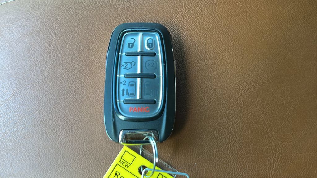 Used 2024 Chrysler Pacifica Pinnacle w/ Trailer Tow Group AWD/4WD image 23