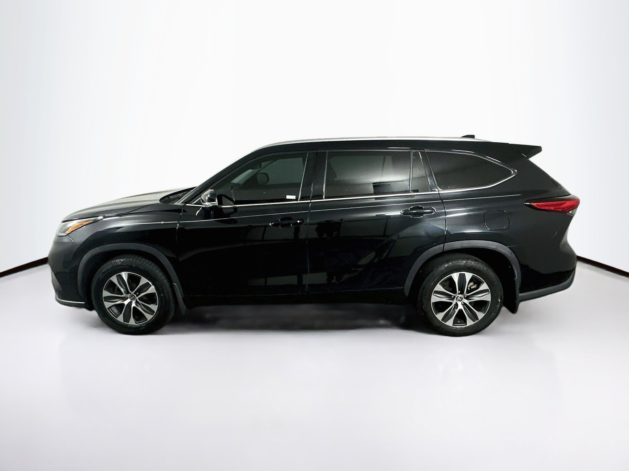 Used 2021 Toyota Highlander XLE FWD image 4