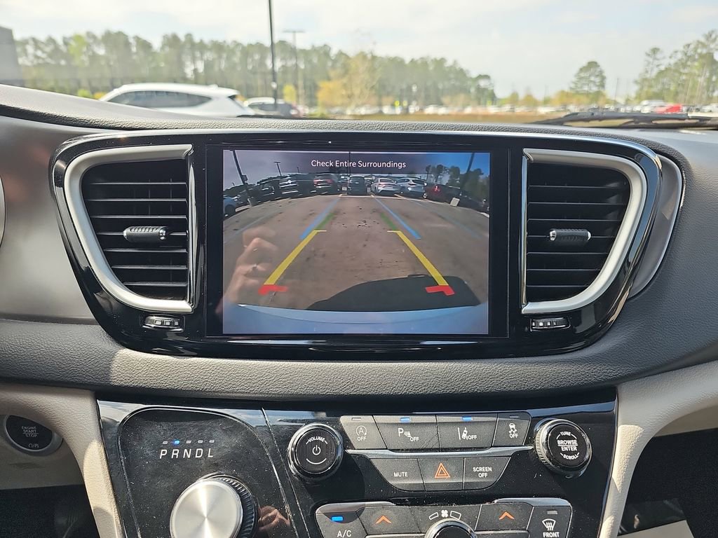 Used 2023 Chrysler Pacifica Touring-L image 27