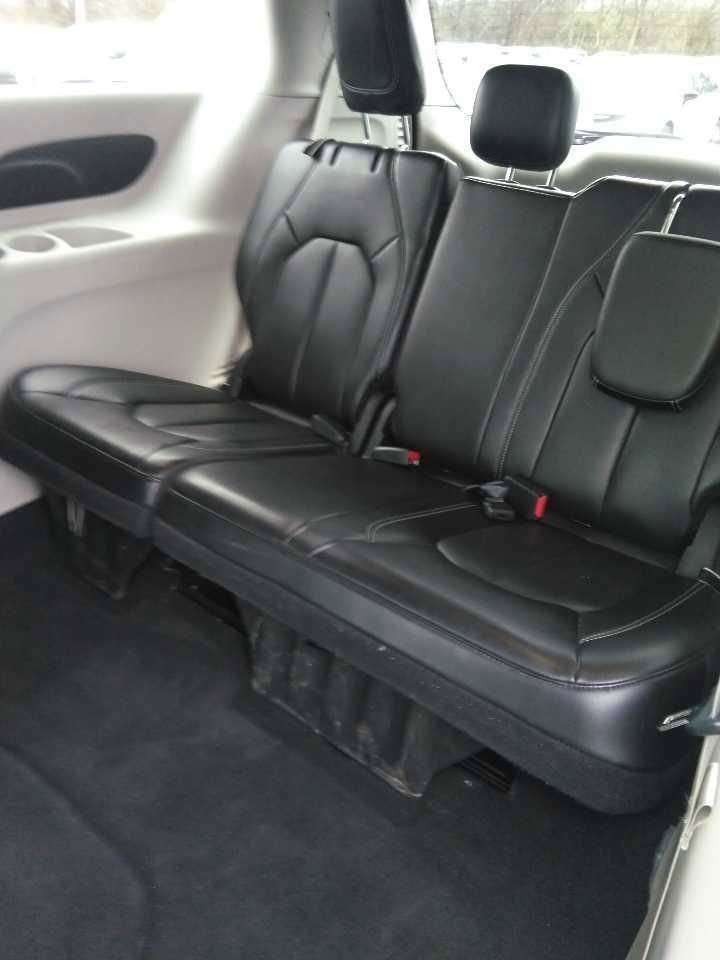 Used 2023 Chrysler Pacifica Touring-L image 6