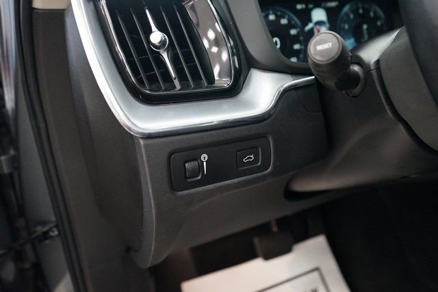 Used 2020 Volvo XC60 T5 Momentum image 30