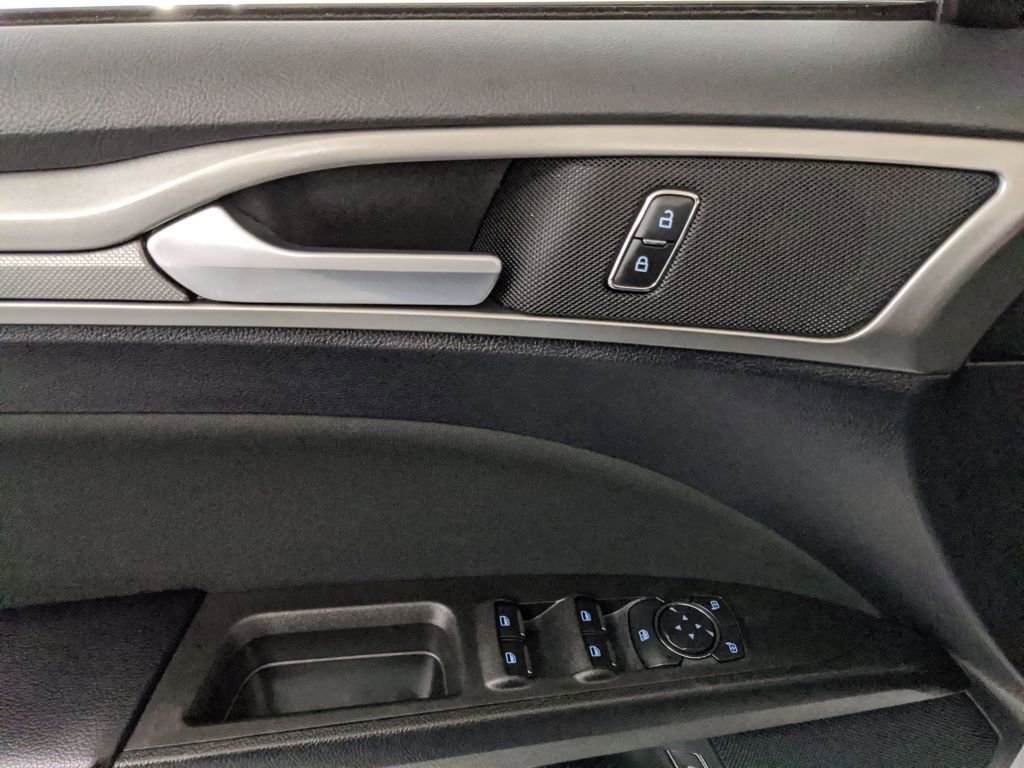 Used 2020 Ford Fusion SE image 15