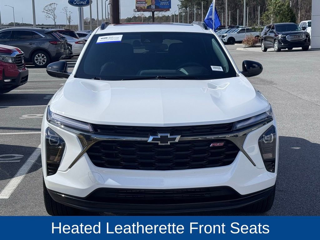 Used 2025 Chevrolet Trax RS w/ Sunroof Package image 2