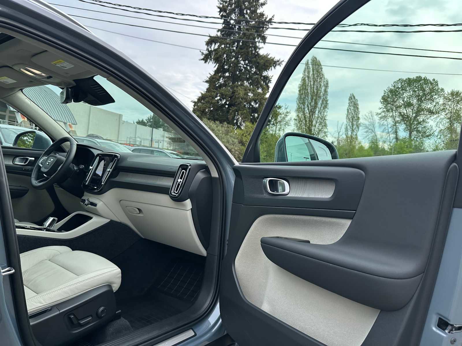 Certified 2023 Volvo XC40 B5 Plus w/ Protection Package Premier AWD/4WD image 12