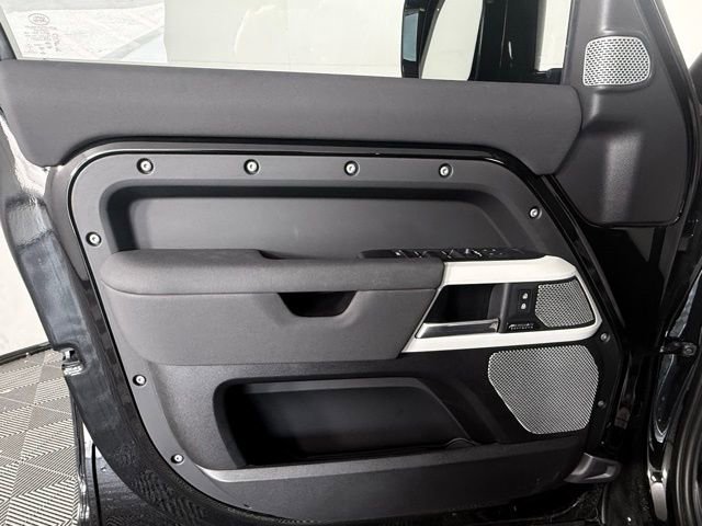 Used 2023 Land Rover Defender 130 SE image 26