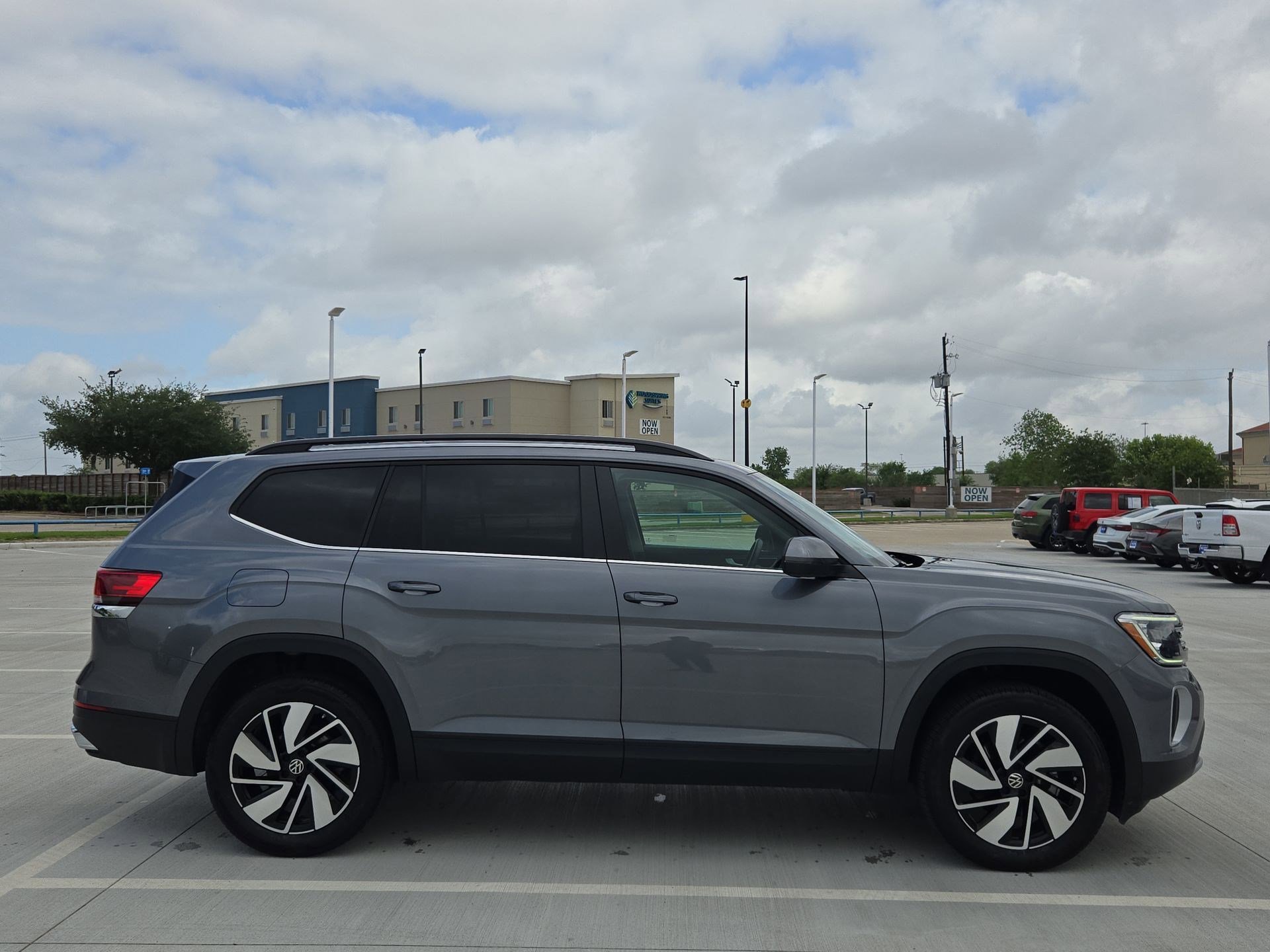 Used 2025 Volkswagen Atlas SE FWD image 2