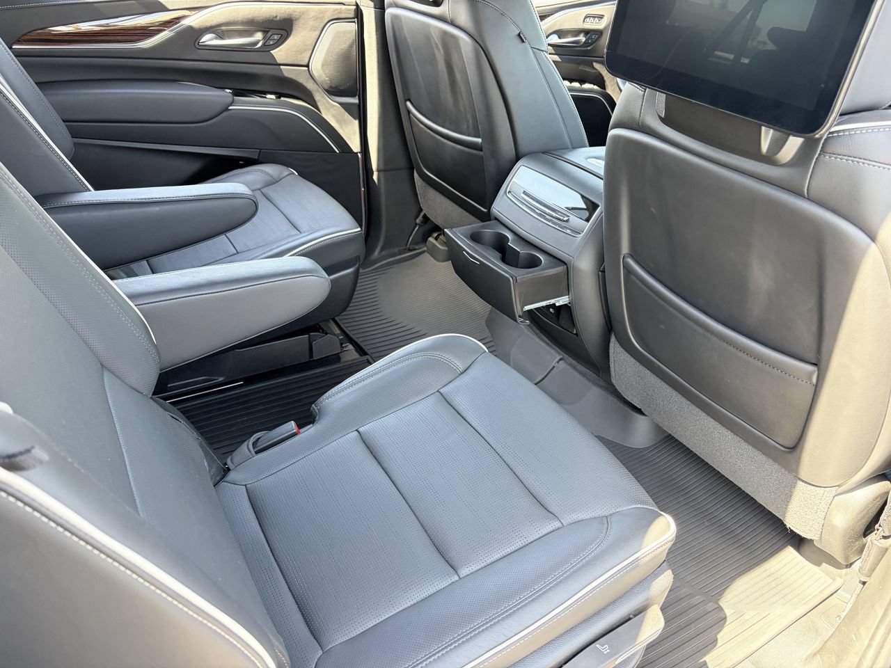 Certified 2024 Cadillac Escalade ESV Premium Luxury w/ Performance Package AWD/4WD image 15