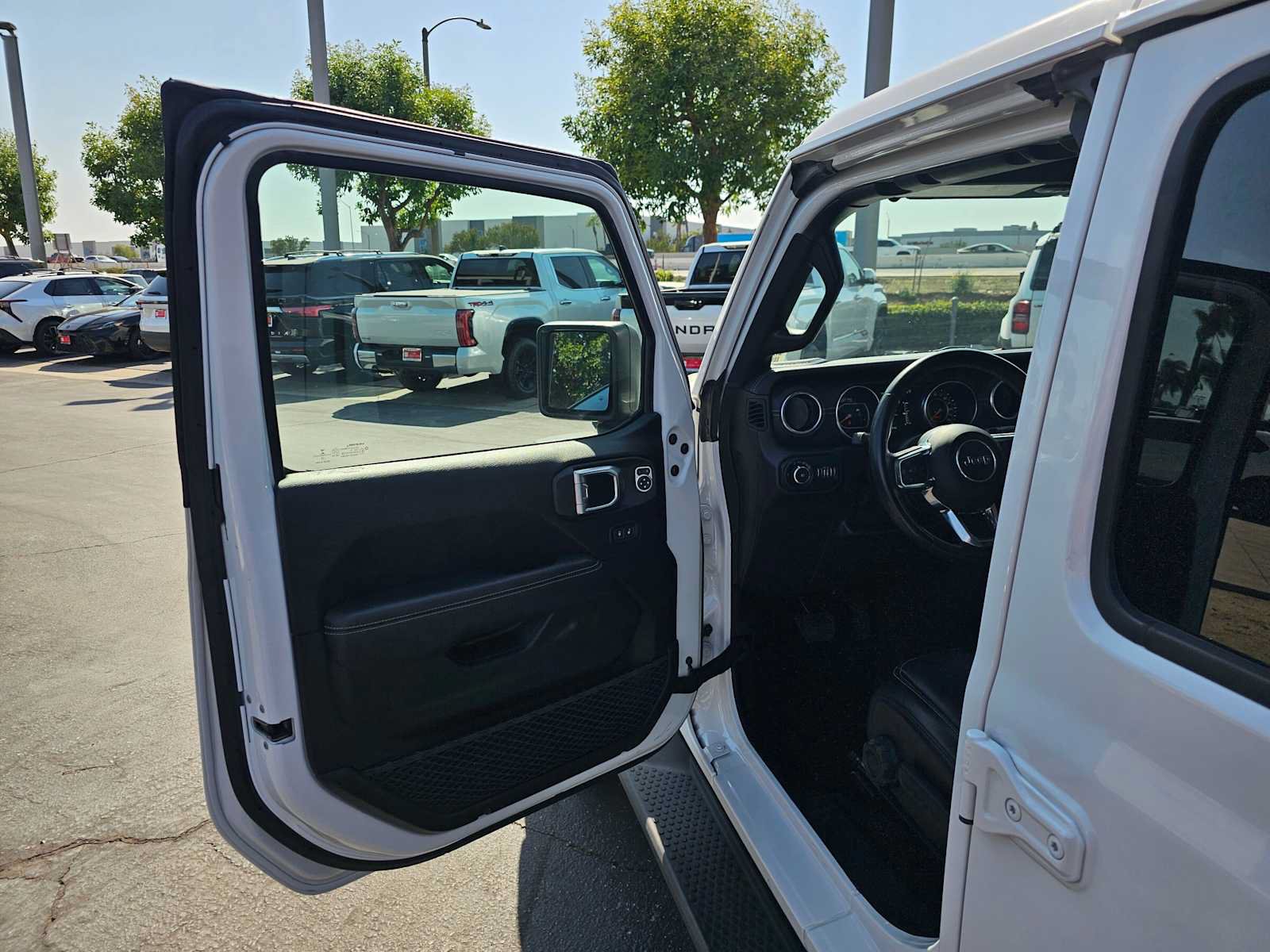 Used 2019 Jeep Wrangler Unlimited Sahara AWD/4WD image 19