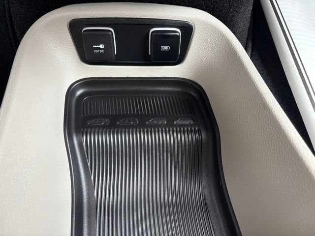 Used 2018 Chrysler Pacifica Limited w/ Tire & Wheel Group FWD image 20