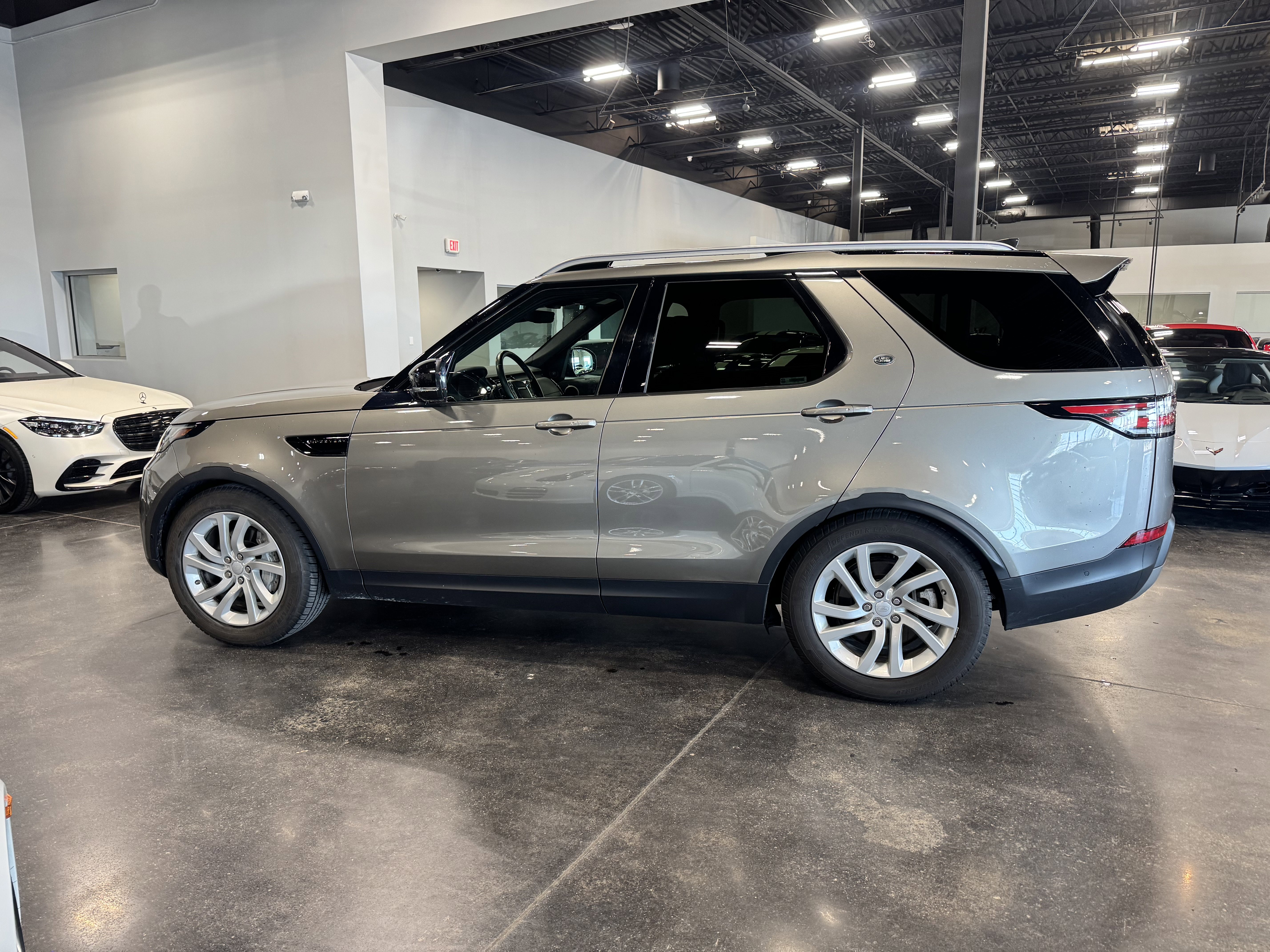 Used 2018 Land Rover Discovery HSE image 6