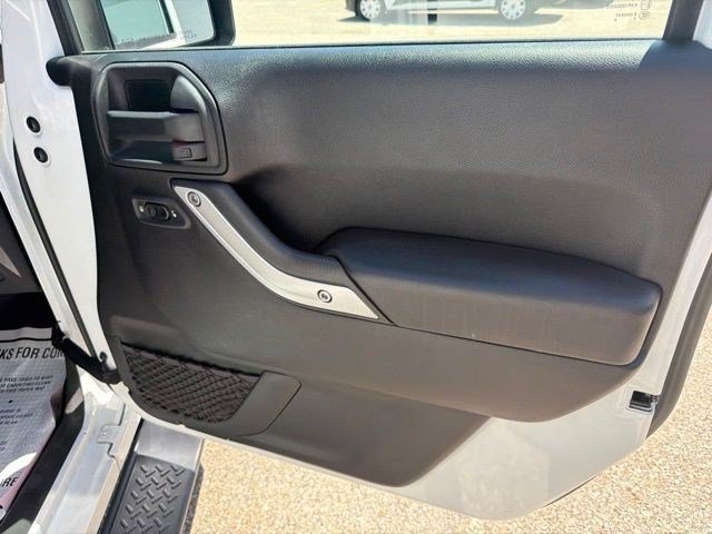 Used 2017 Jeep Wrangler Unlimited Sahara w/ Connectivity Group AWD/4WD image 18