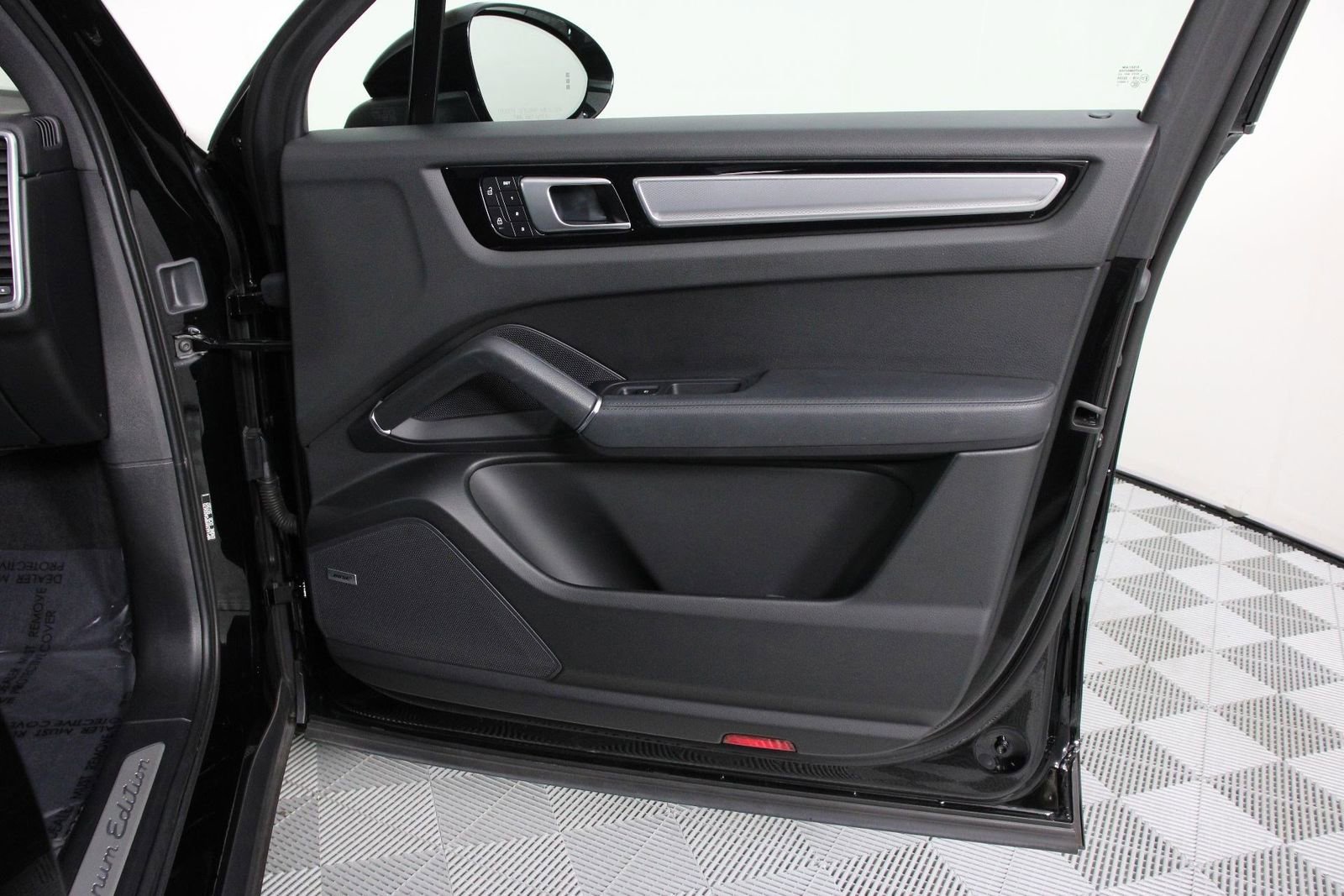 Certified 2023 Porsche Cayenne Platinum Edition image 23