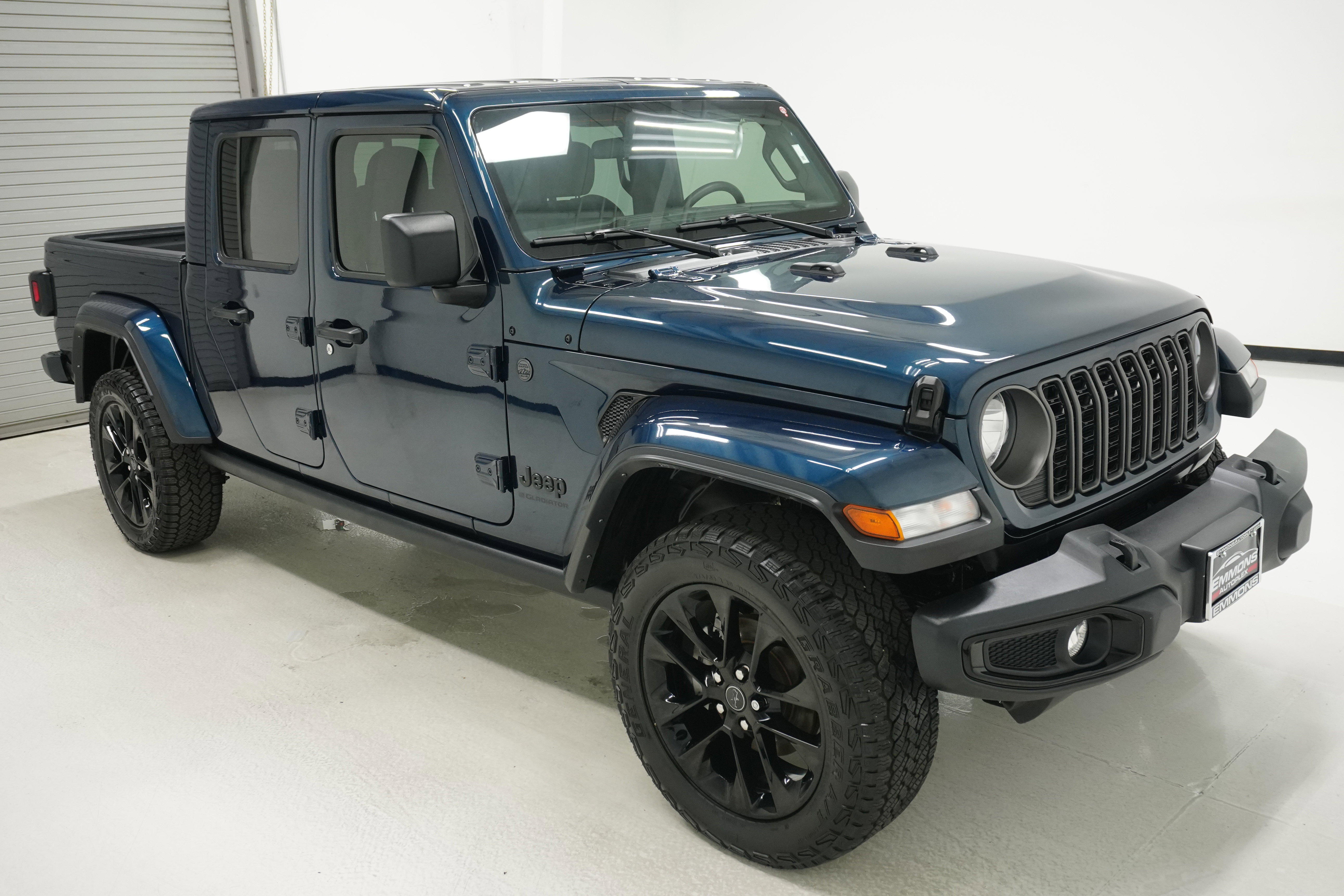 Used 2025 Jeep Gladiator Sport AWD/4WD image 3