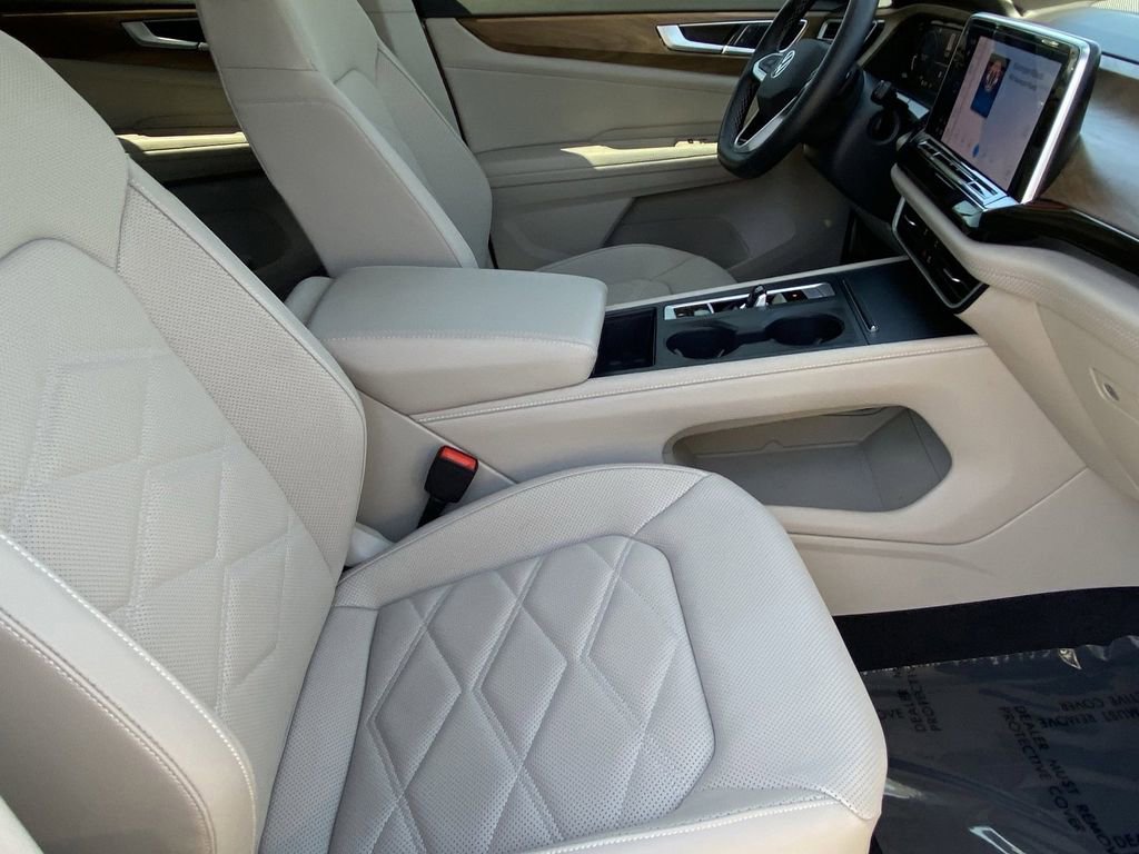 Used 2025 Volkswagen Atlas SE image 16