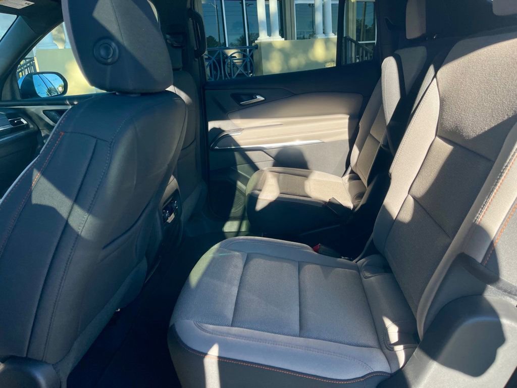 Used 2025 Chevrolet Traverse LT image 11