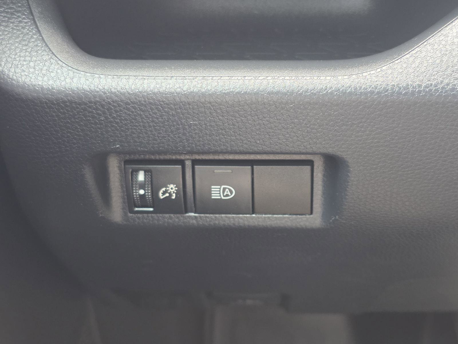 Used 2020 Toyota RAV4 LE AWD/4WD image 11