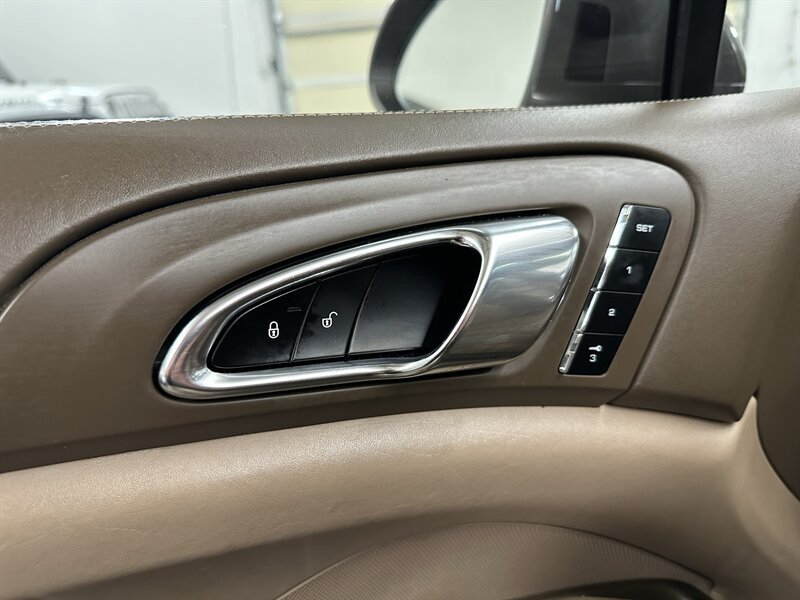 Used 2013 Porsche Cayenne Diesel AWD/4WD image 37