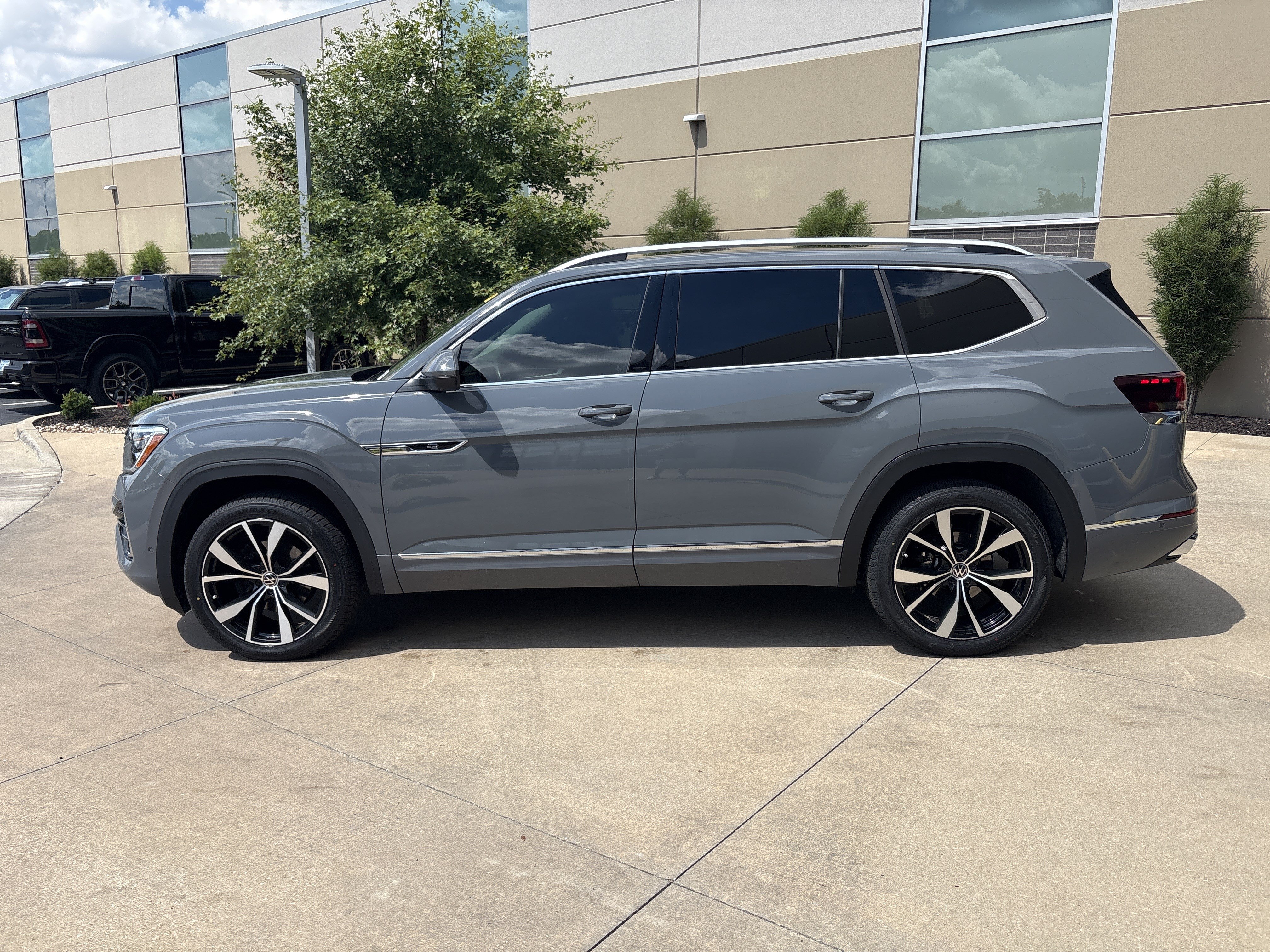 Used 2025 Volkswagen Atlas SEL Premium R-Line AWD/4WD image 7