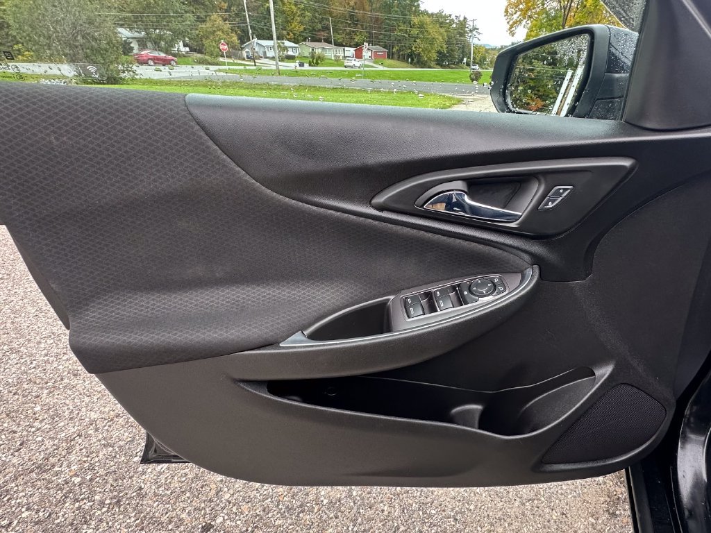 Used 2017 Chevrolet Malibu LT FWD image 10