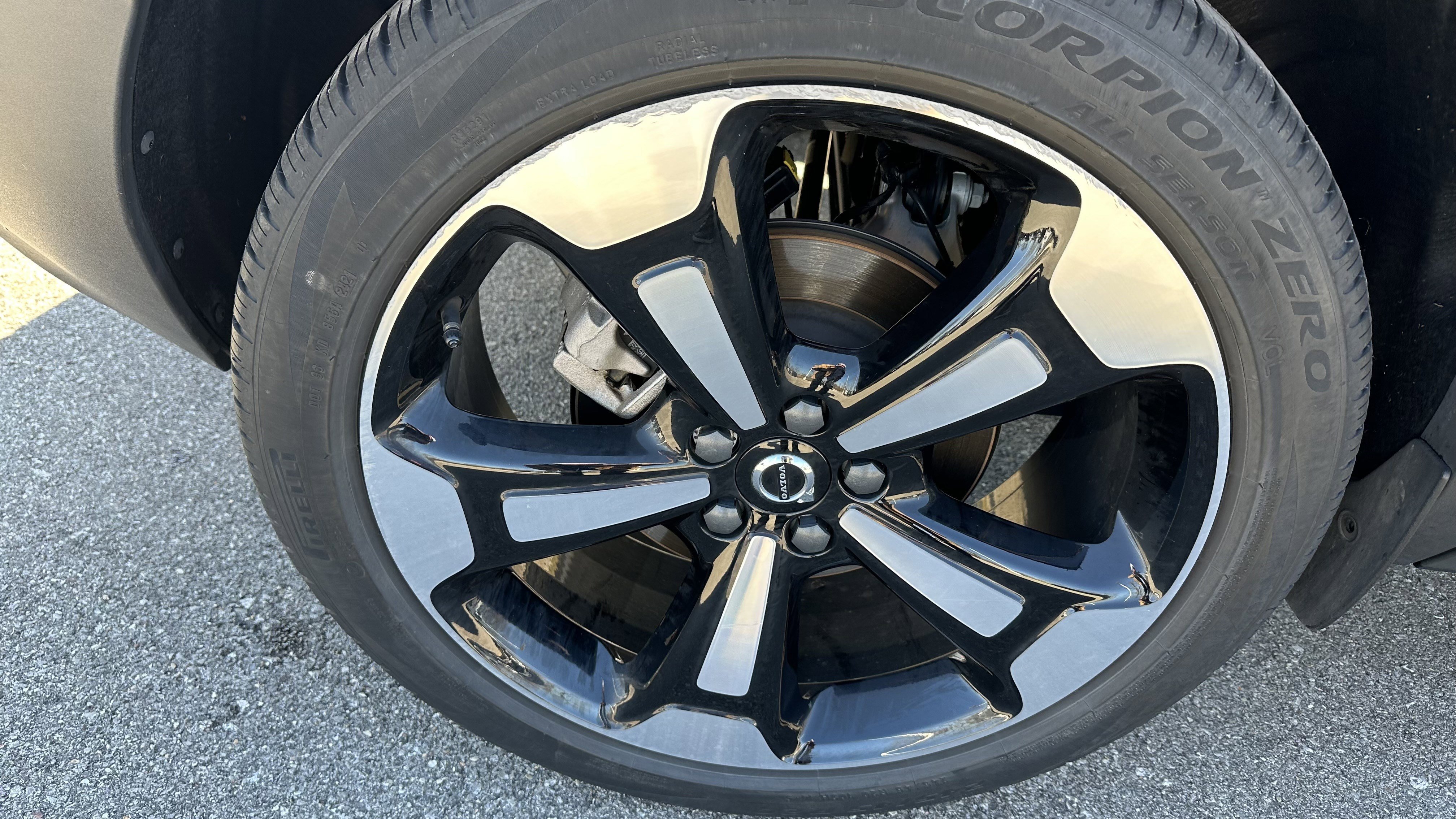 Used 2022 Volvo XC40 T5 Momentum w/ Premium Package image 14