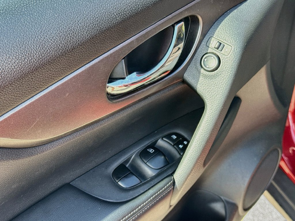 Used 2016 Nissan Rogue SV AWD/4WD image 18