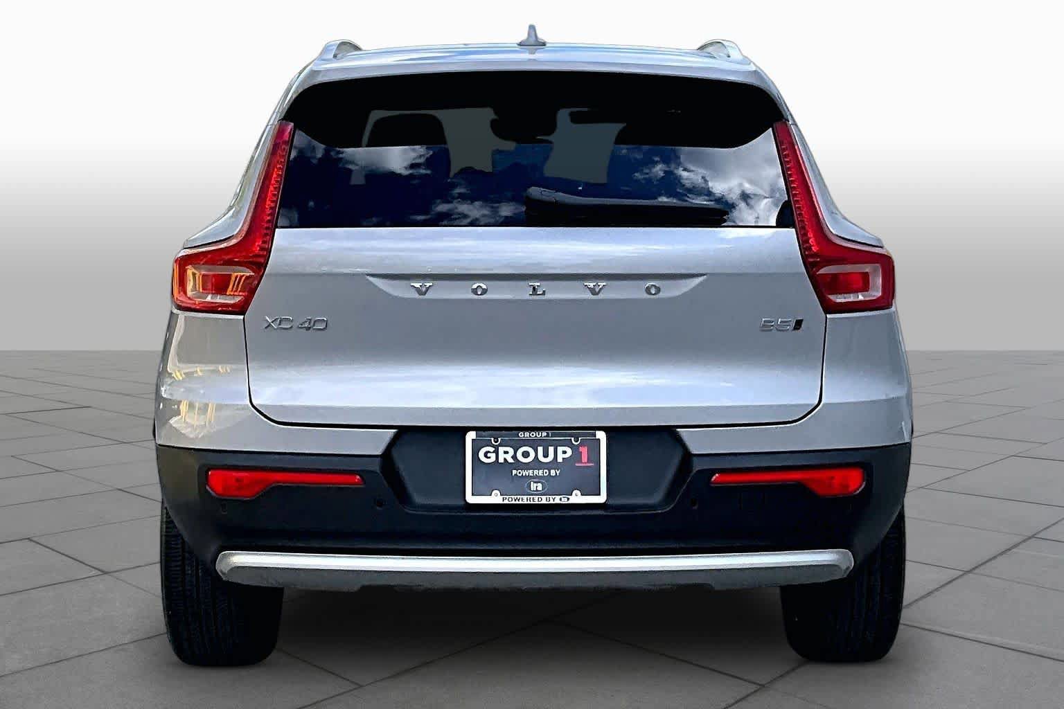 Used 2025 Volvo XC40 B5 Plus AWD/4WD image 5