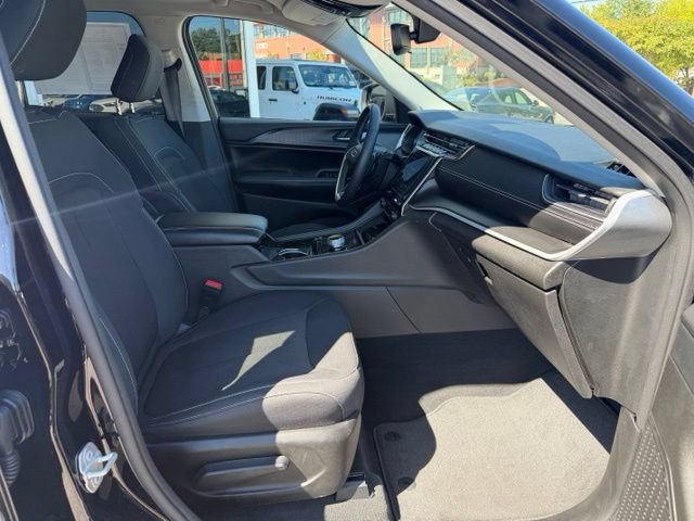 Used 2023 Jeep Grand Cherokee Laredo w/ Luxury Tech Group I AWD/4WD image 26