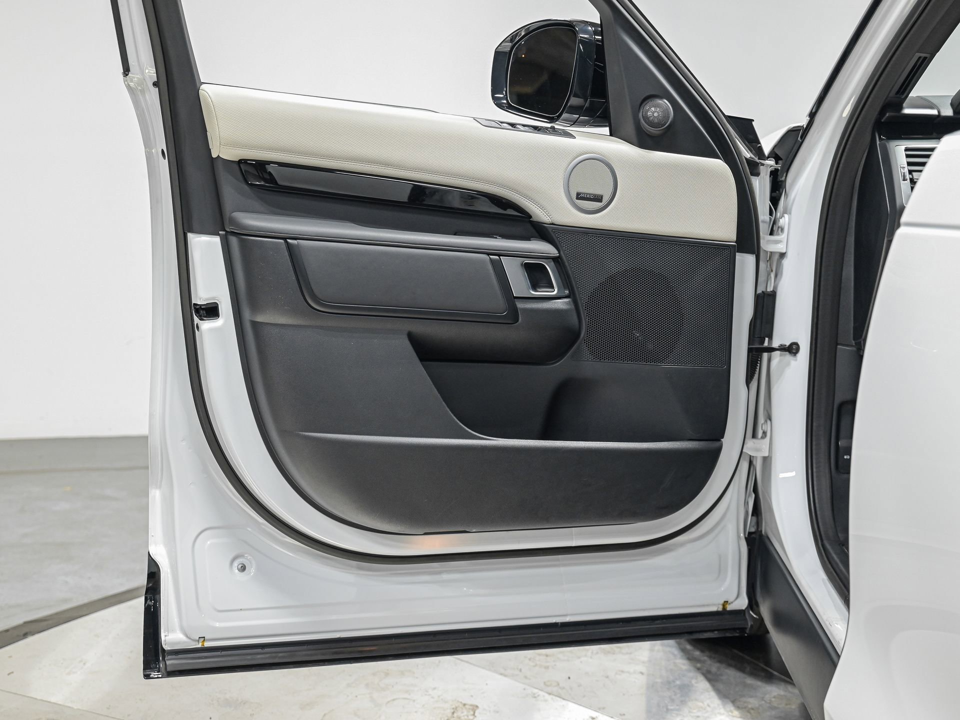 Used 2023 Land Rover Discovery S R-Dynamic image 12