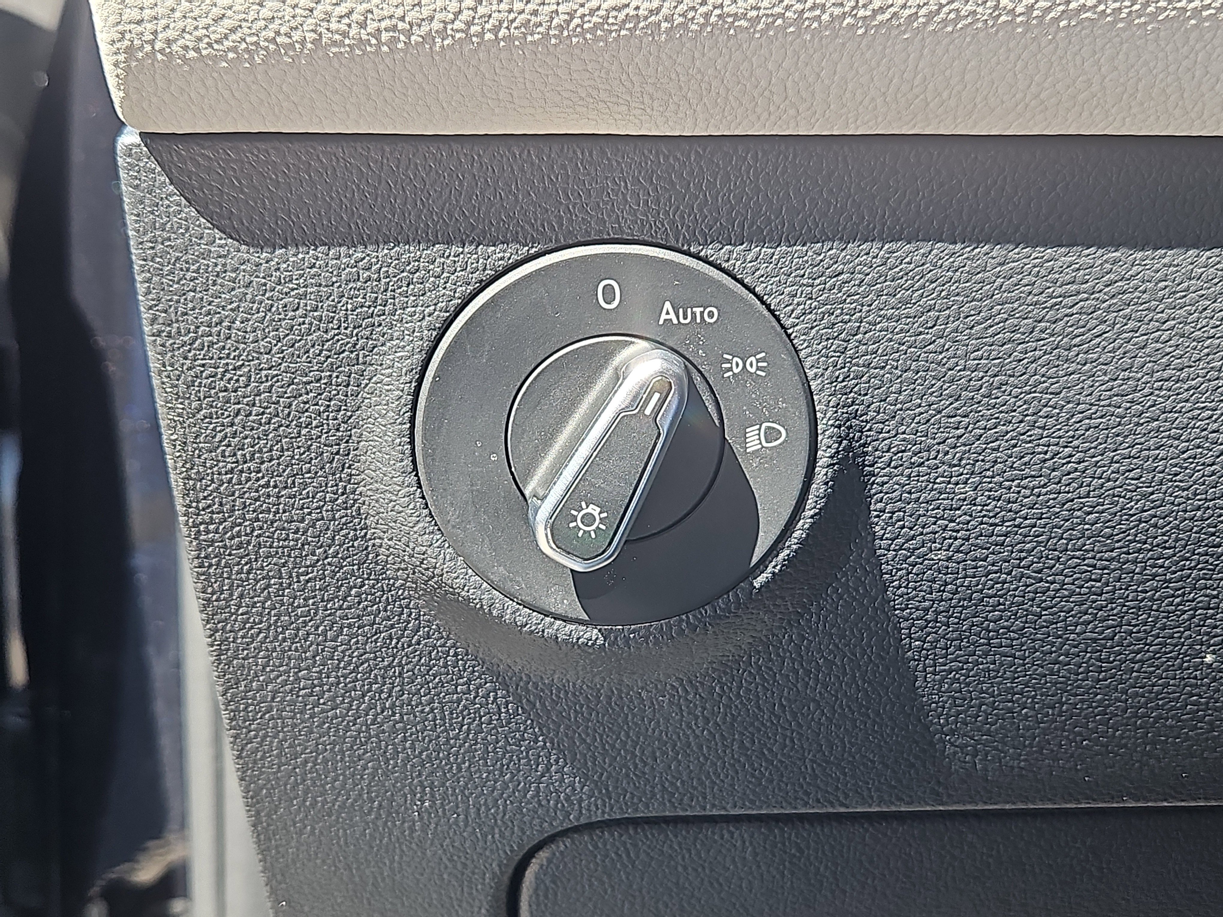 Certified 2025 Volkswagen Taos SEL AWD/4WD image 11