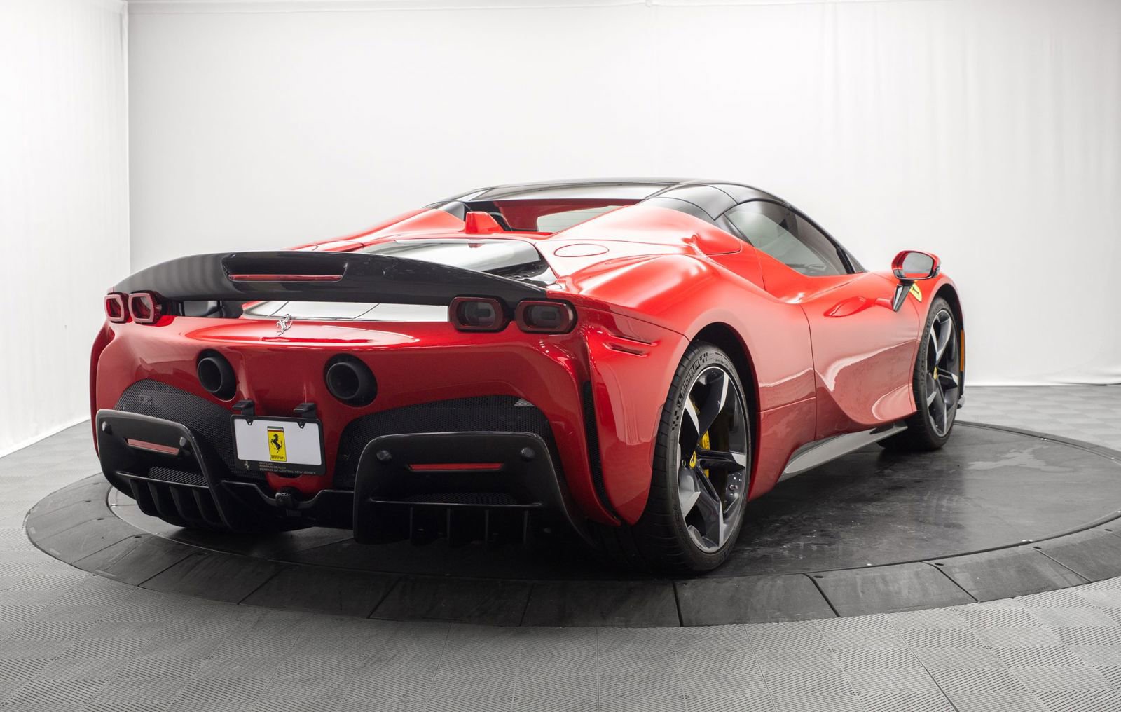 Used 2022 Ferrari SF90 Spider image 14