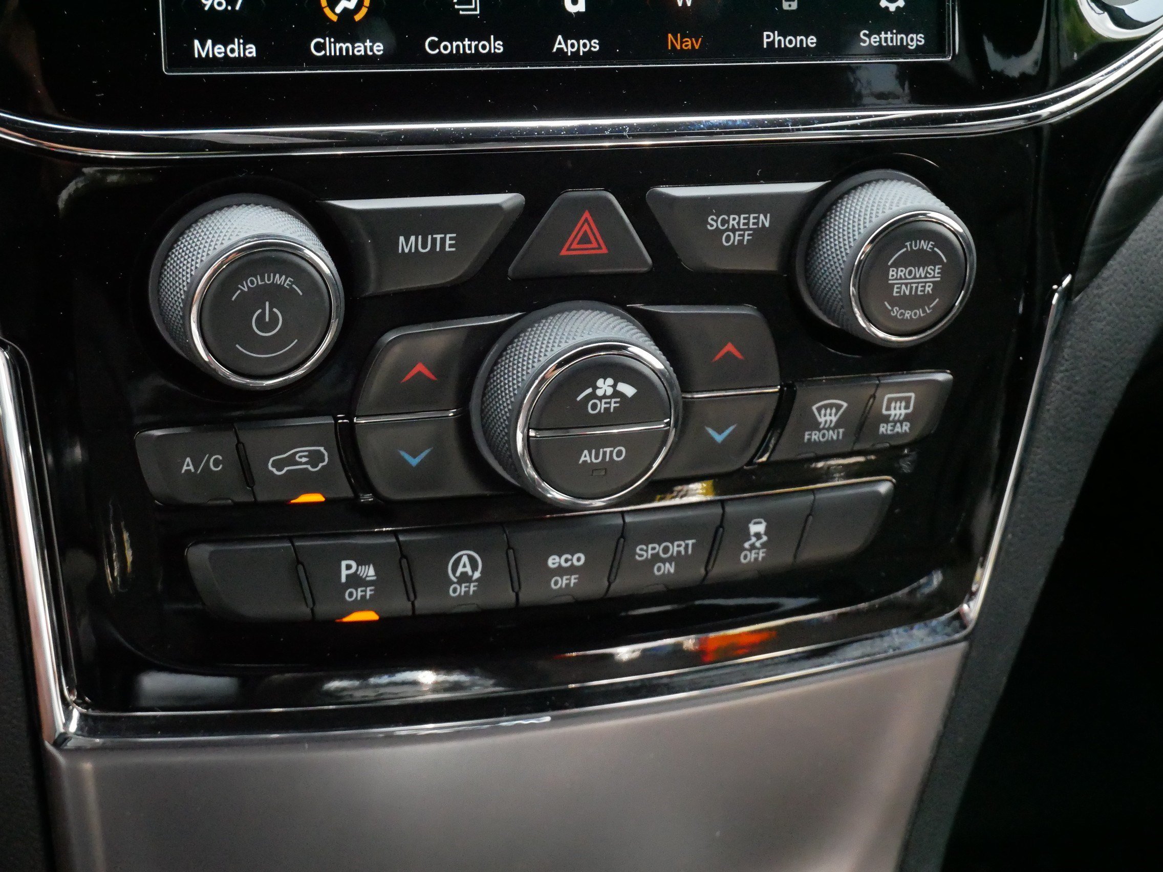 Used 2020 Jeep Grand Cherokee Laredo AWD/4WD image 22
