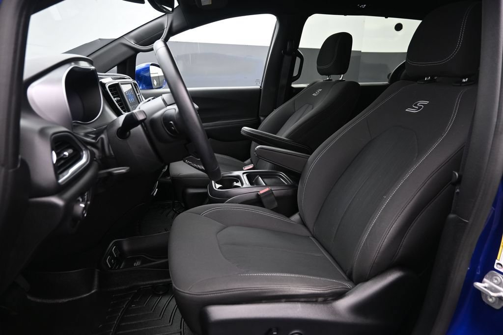 Used 2019 Chrysler Pacifica Touring Plus w/ S Appearance Package FWD image 11