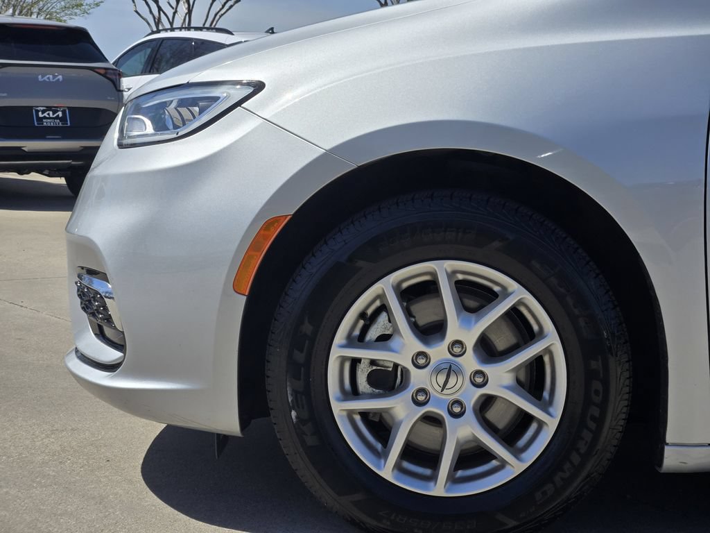 Used 2024 Chrysler Pacifica Touring-L FWD image 14