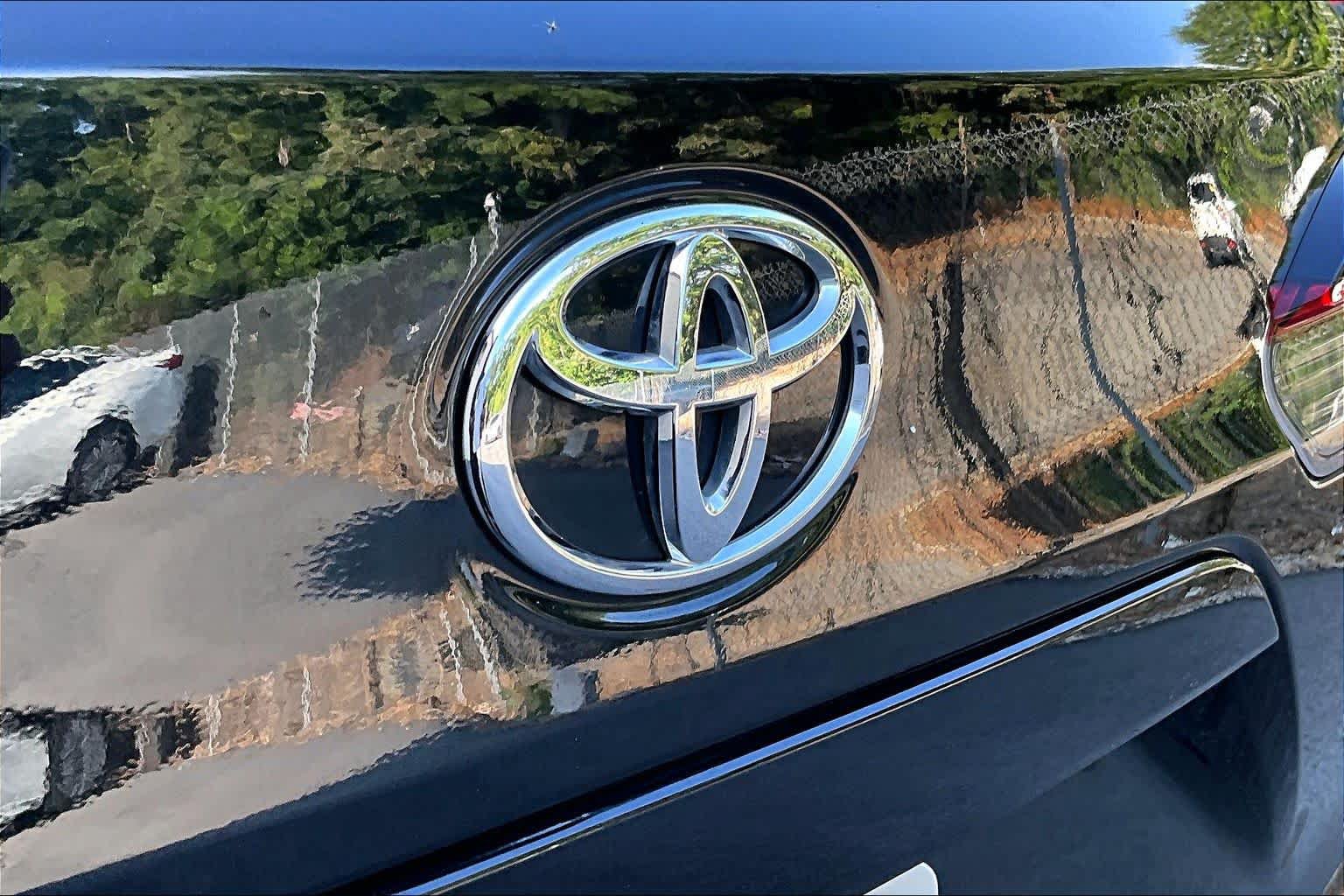 Certified 2025 Toyota Corolla Cross XLE AWD/4WD image 31