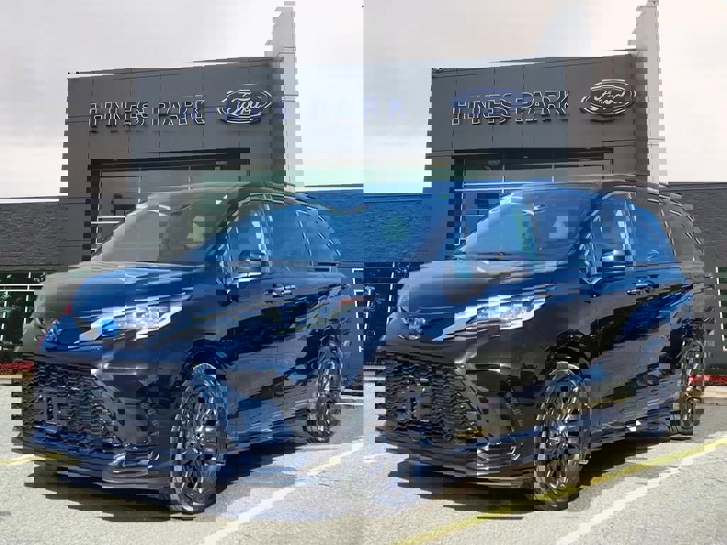 Used 2022 Toyota Sienna XSE image 3