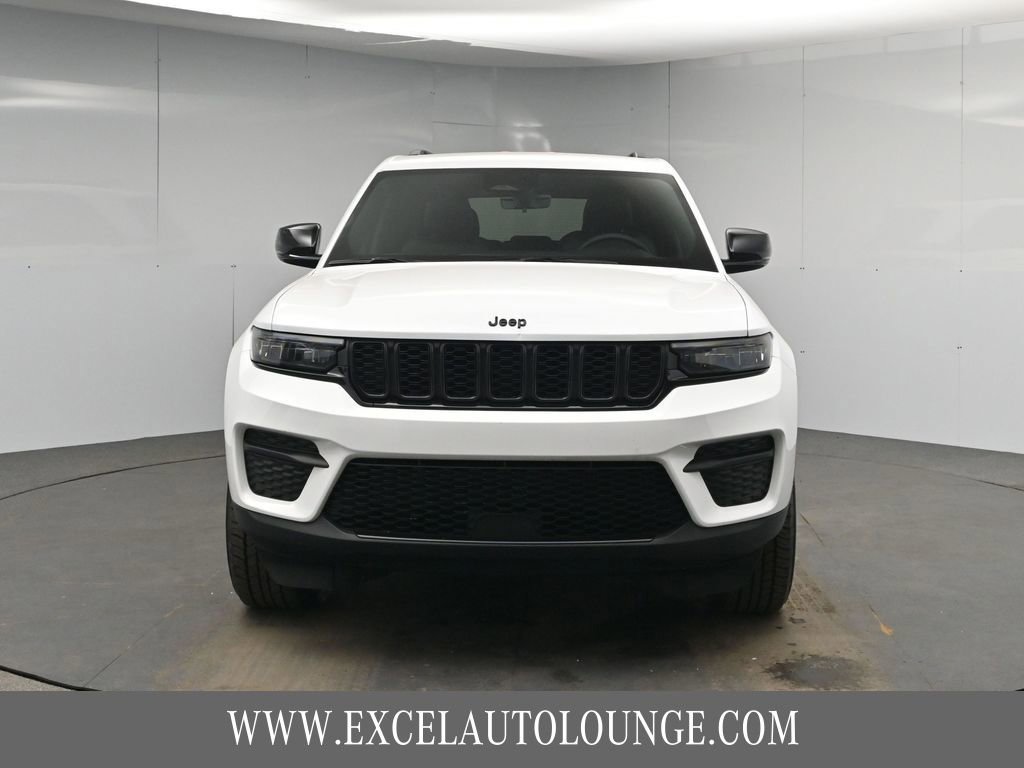 Used 2025 Jeep Grand Cherokee Altitude AWD/4WD image 12