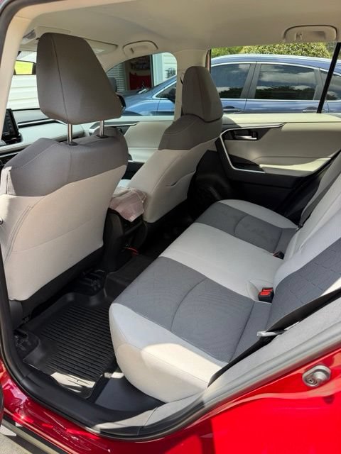 Used 2022 Toyota RAV4 XLE FWD image 7