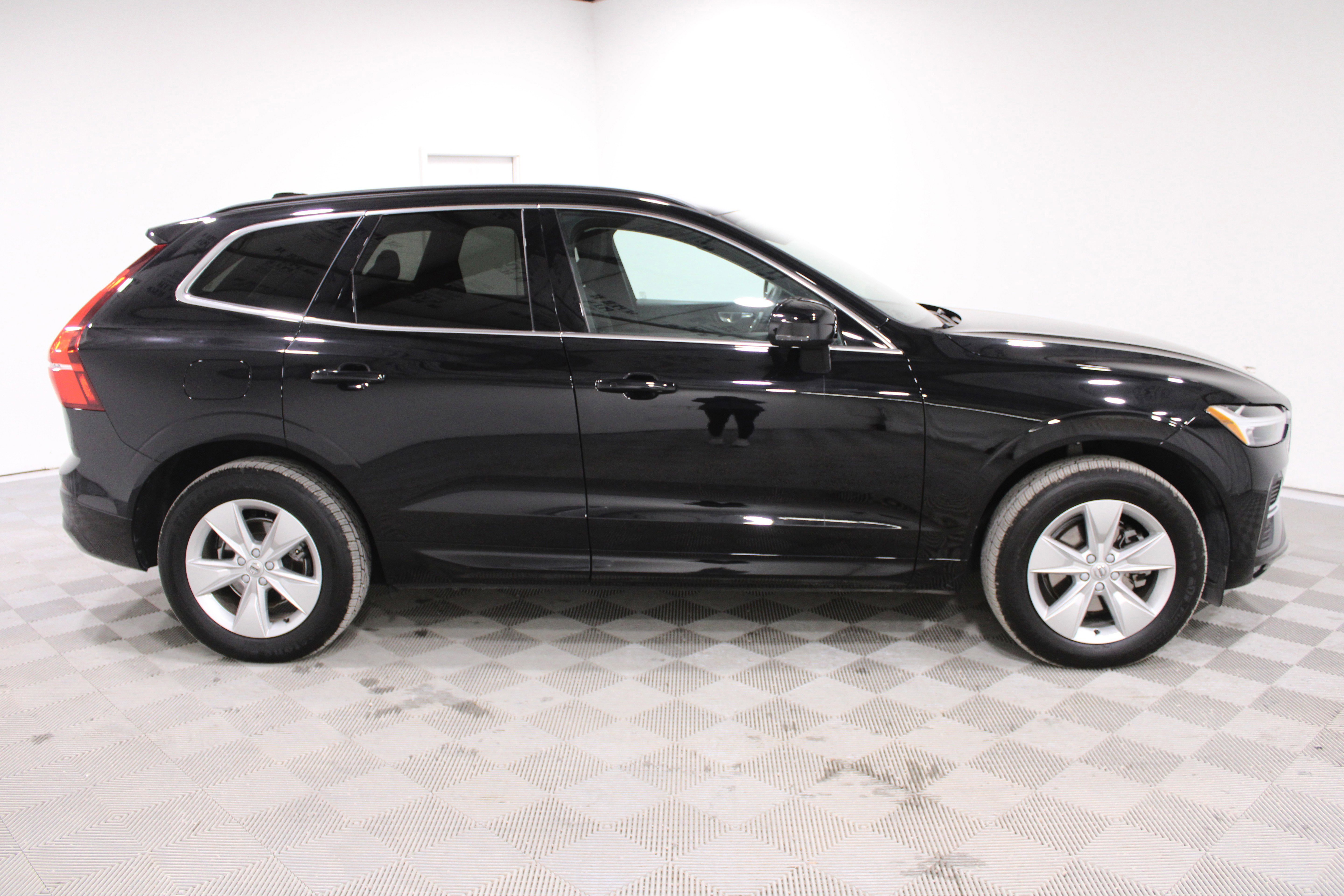 Used 2022 Volvo XC60 B5 Momentum AWD/4WD image 24