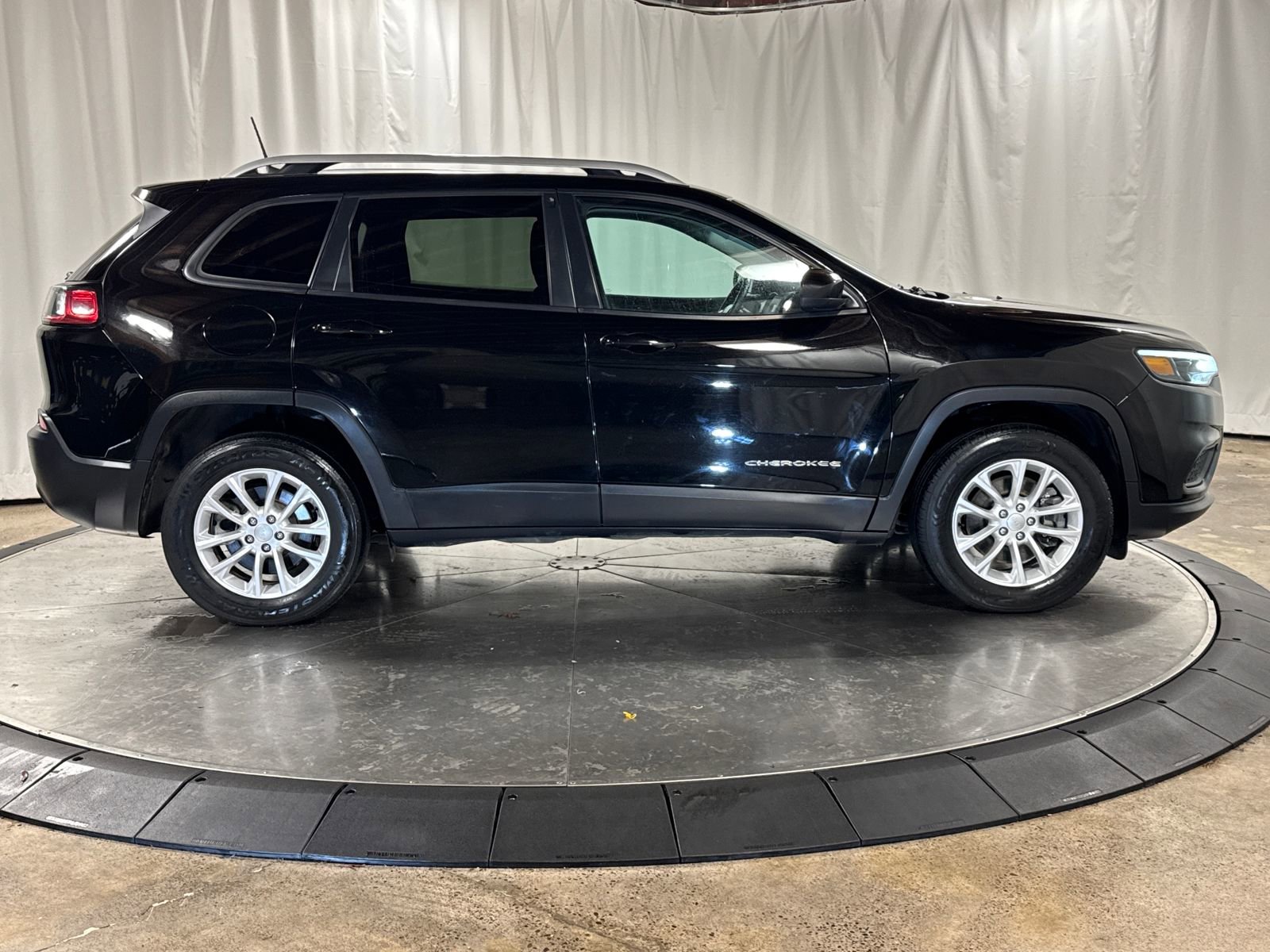 Used 2020 Jeep Cherokee Latitude w/ Cold Weather Group image 9